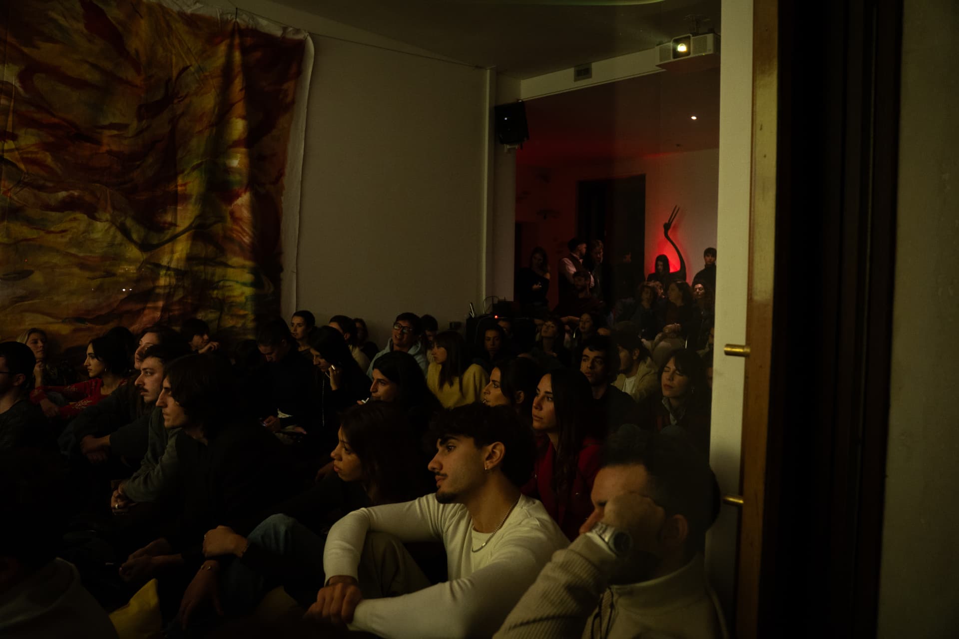 La community di Interno9 durante una proiezione