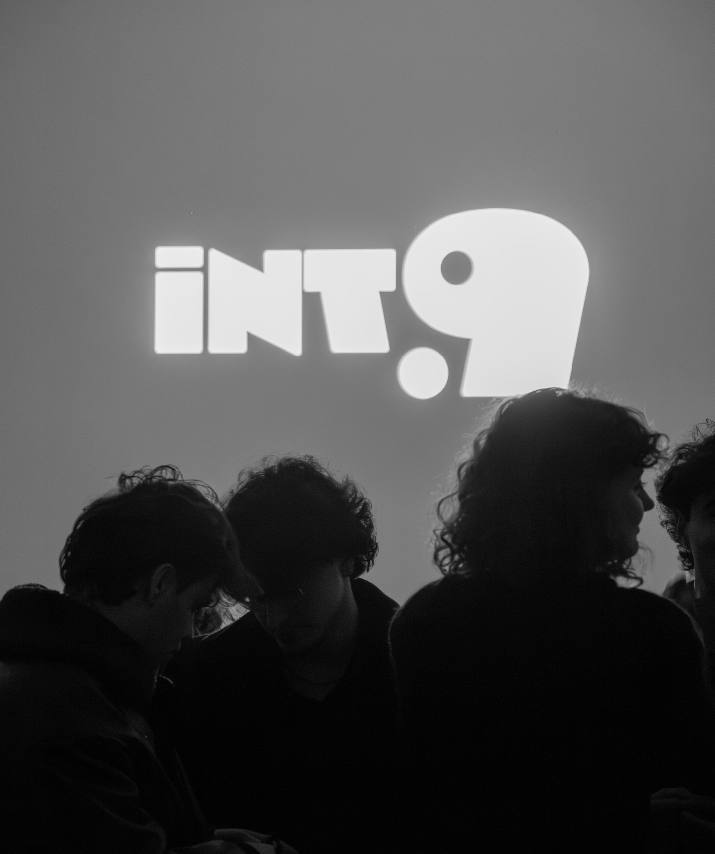Il logo luminoso Interno9 sopra il pubblico