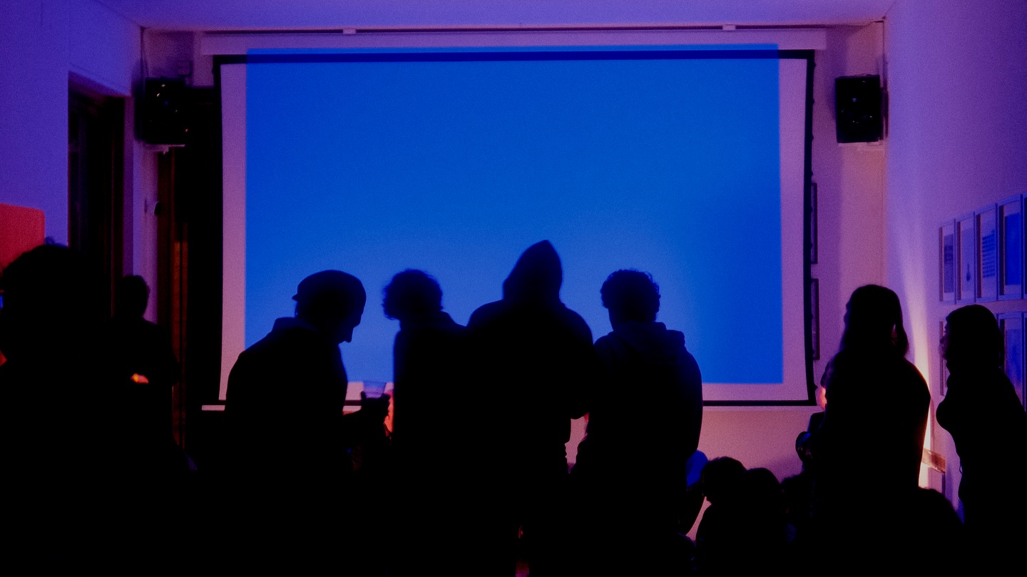 Silhouette del pubblico davanti allo schermo