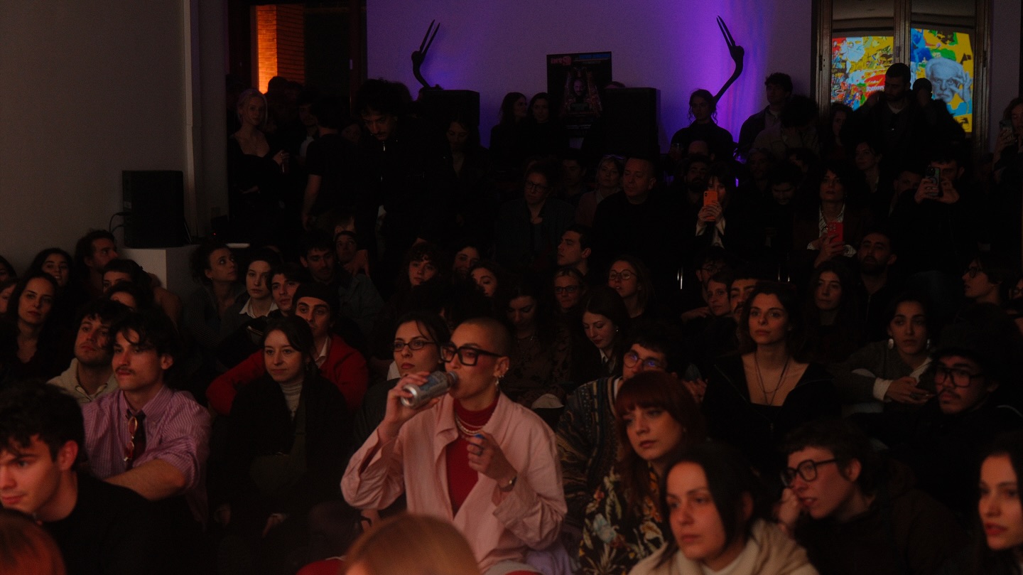 La sala piena durante una serata