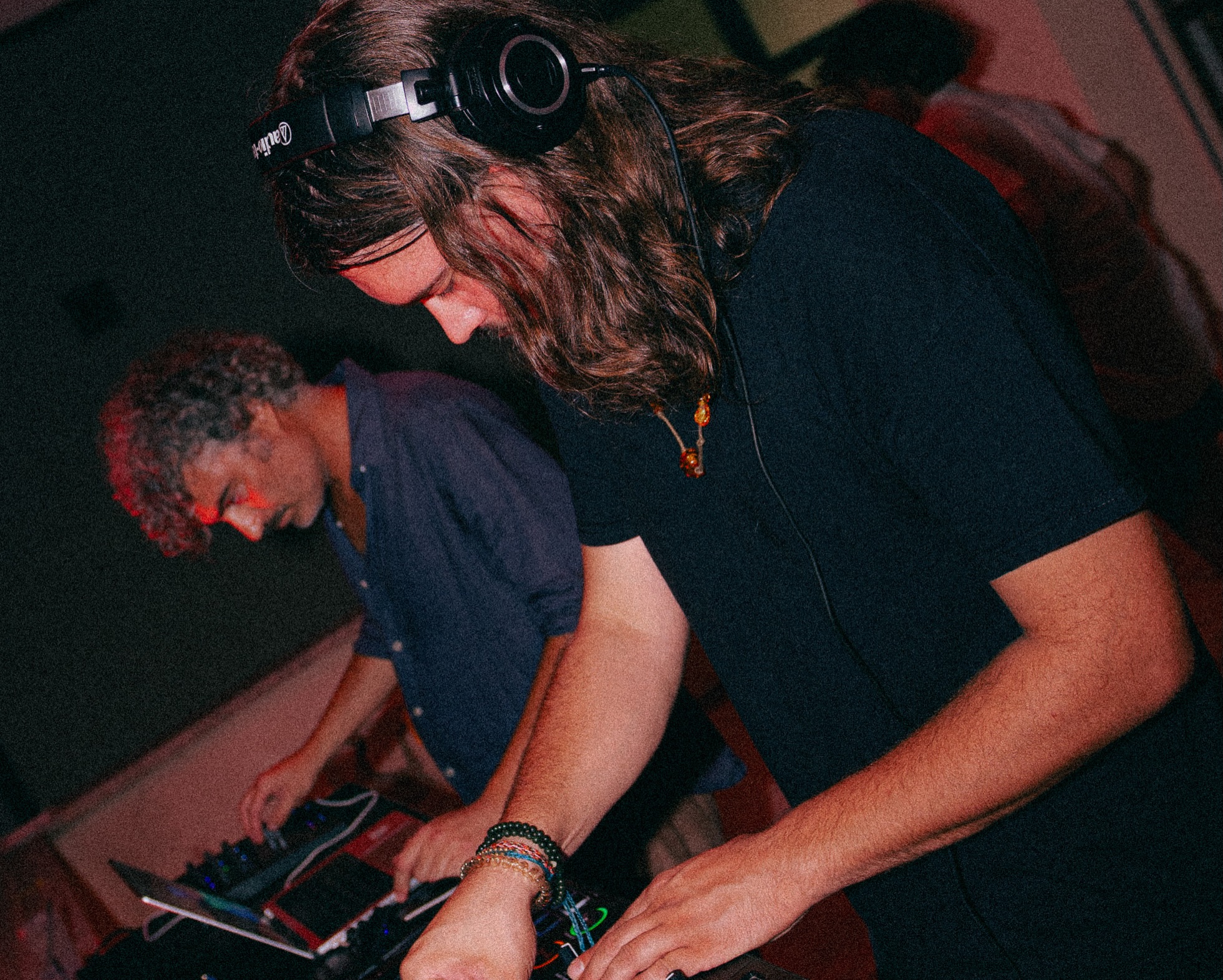 Il DJ con le cuffie alla console